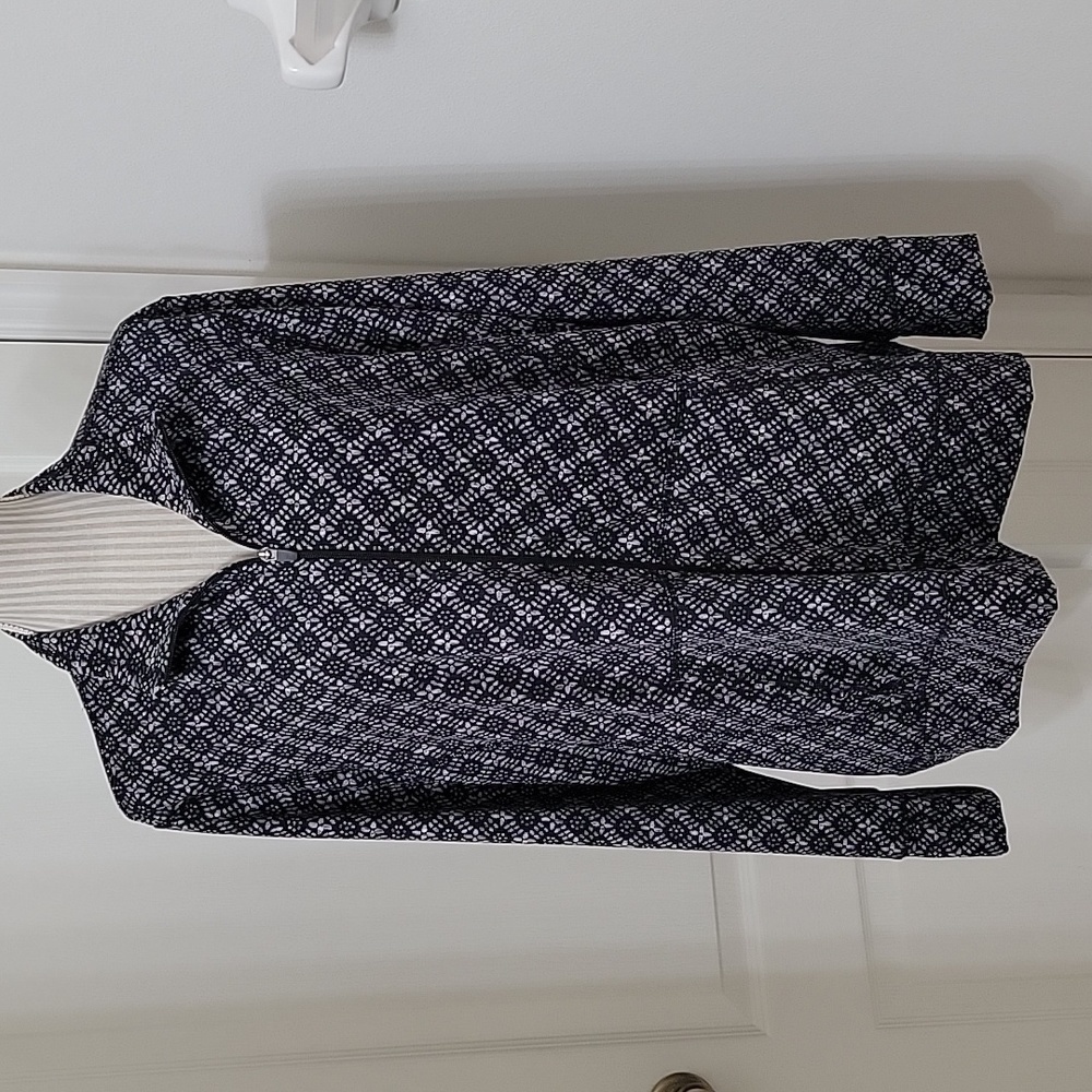 Coldwater Creek, Size Unknown Black Gray Patterned Athletic Jacket, Front Zipper